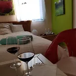 The Poppies - 100m Ocean - Private Spaces Guest house