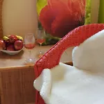 Гостевой дом The Poppies - 100m Ocean - Private Spaces *