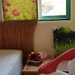 Casa de hóspedes The Poppies - 100m Ocean - Private Spaces *